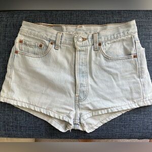 Levi - light wash 501 shorts